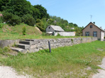 Das Fundament der ehemaligen Holz-Synagoge von Seredzius. Sie stand bereits hier zu Jolsons Zeit